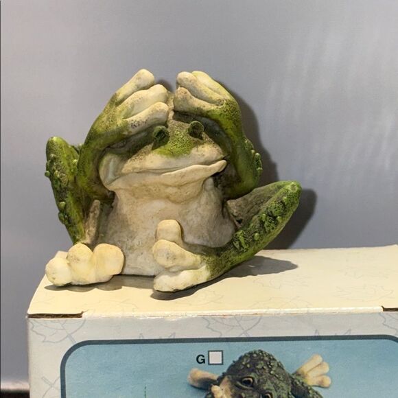 Charming Green Frog Ceramic Figurine Set - Picture 2 of 8